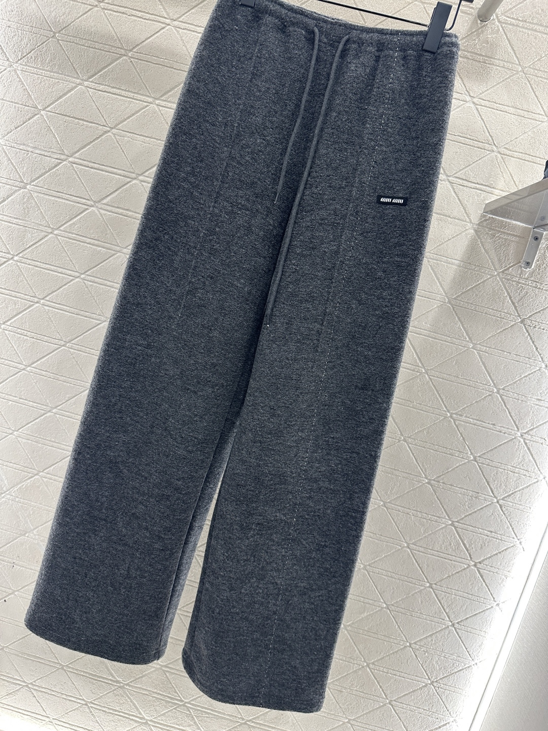 ♥Miumi*♥2025新品上架 抽绳轮廓阔腿长裤定制YB进口羊毛混纺材质，面料扎实，穿搭舒适保暖，适宜