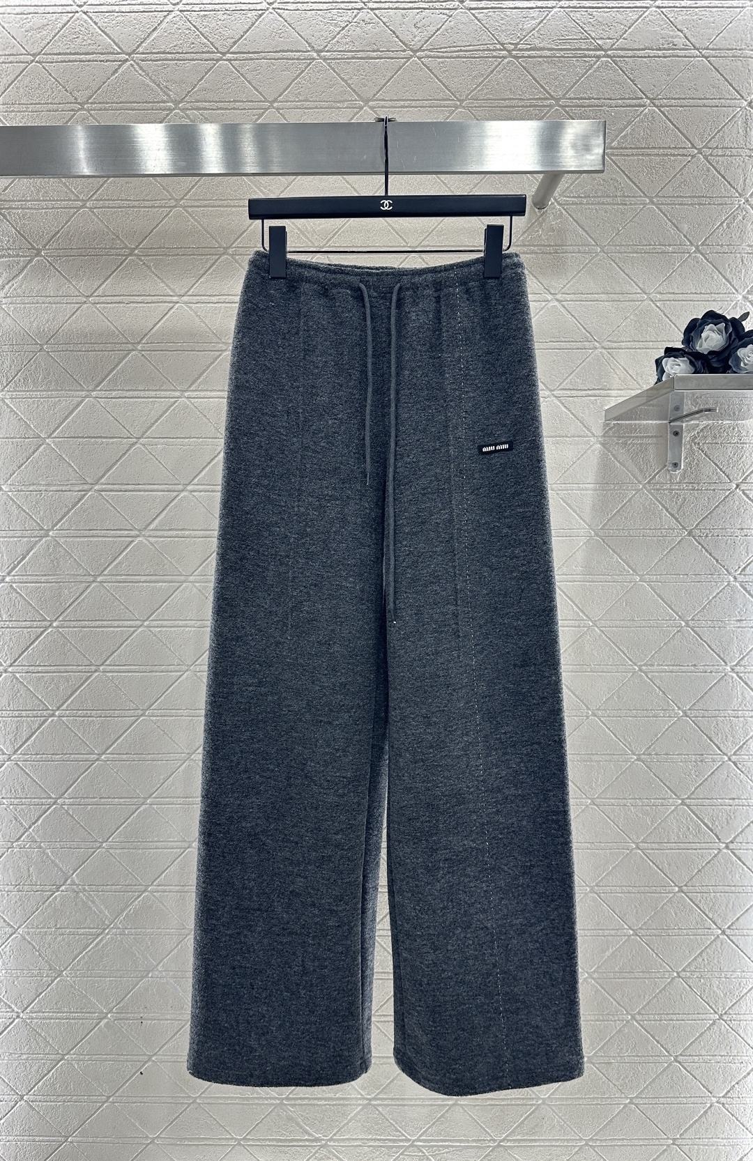 ♥Miumi*♥2025新品上架 抽绳轮廓阔腿长裤定制YB进口羊毛混纺材质，面料扎实，穿搭舒适保暖，适宜