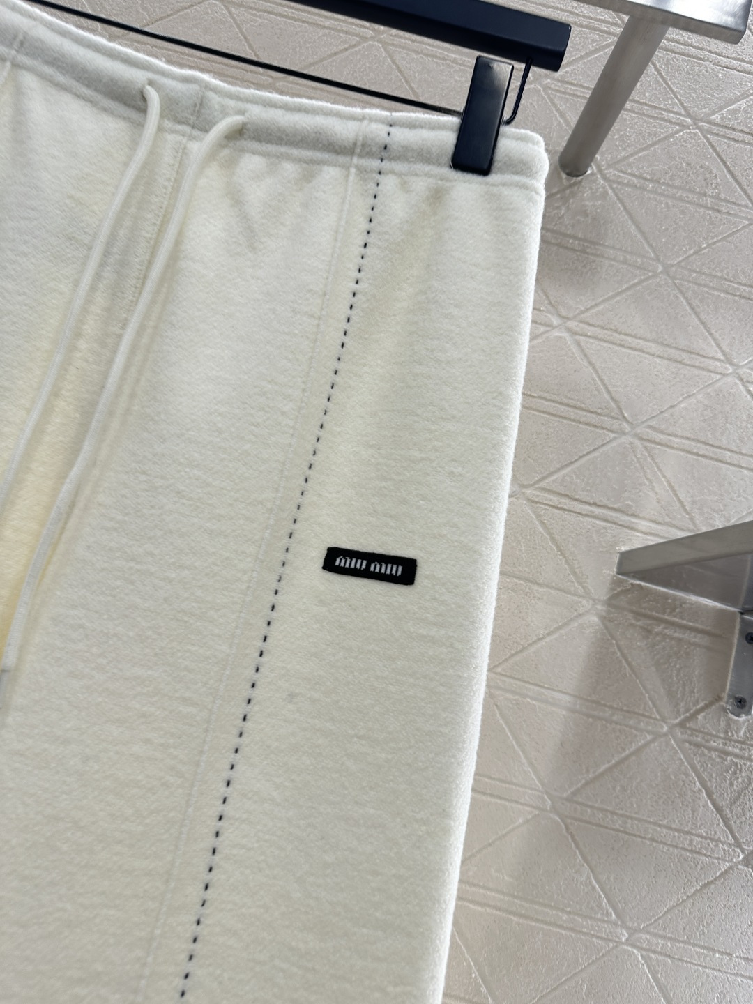 ♥Miumi*♥2025新品上架 抽绳轮廓阔腿长裤定制YB进口羊毛混纺材质，面料扎实，穿搭舒适保暖，适宜