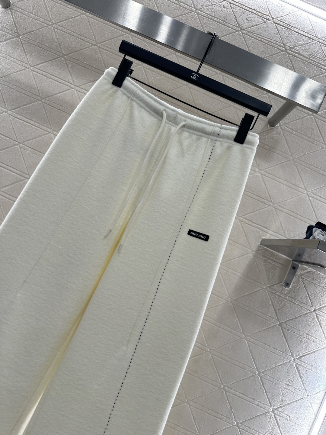 ♥Miumi*♥2025新品上架 抽绳轮廓阔腿长裤定制YB进口羊毛混纺材质，面料扎实，穿搭舒适保暖，适宜