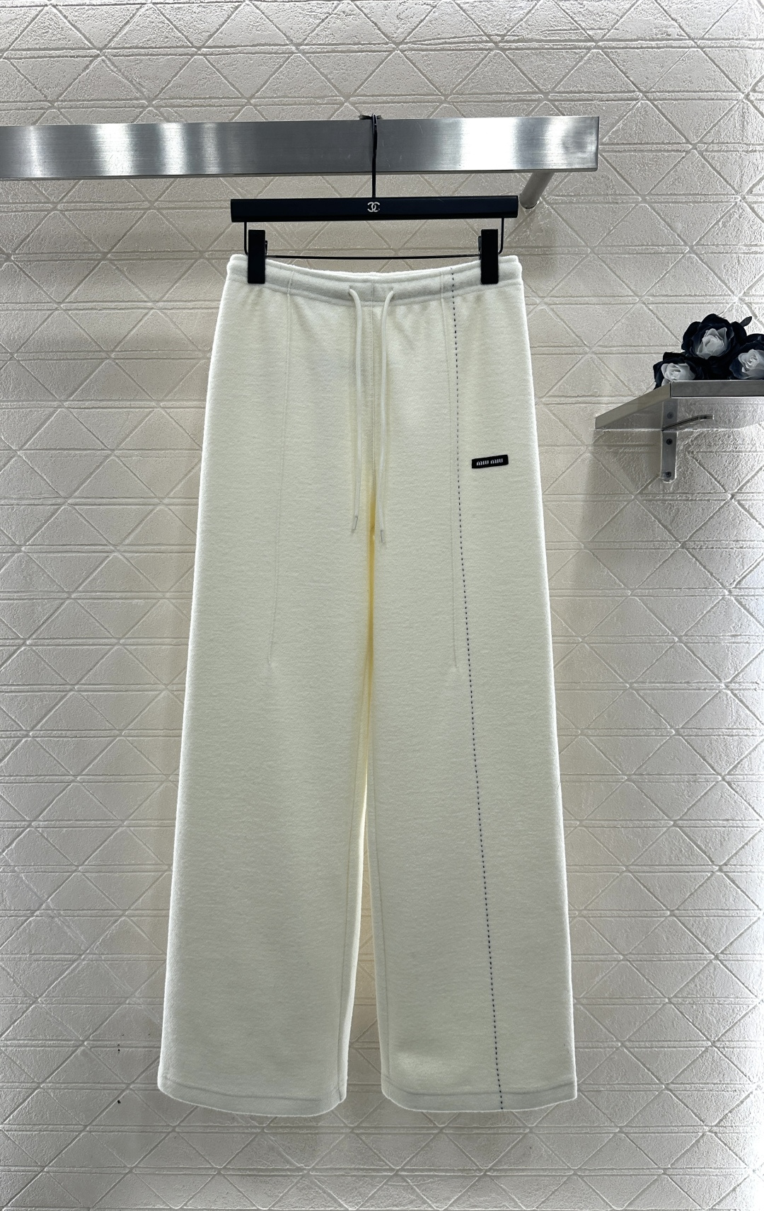 ♥Miumi*♥2025新品上架 抽绳轮廓阔腿长裤定制YB进口羊毛混纺材质，面料扎实，穿搭舒适保暖，适宜