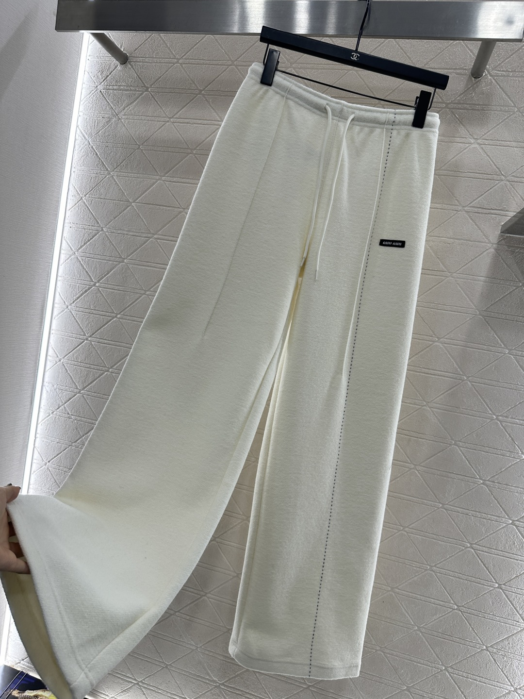 ♥Miumi*♥2025新品上架 抽绳轮廓阔腿长裤定制YB进口羊毛混纺材质，面料扎实，穿搭舒适保暖，适宜