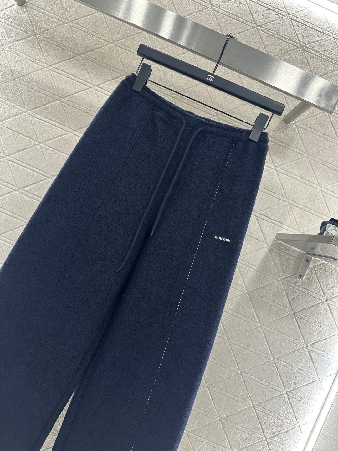 ♥Miumi*♥2025新品上架 抽绳轮廓阔腿长裤定制YB进口羊毛混纺材质，面料扎实，穿搭舒适保暖，适宜