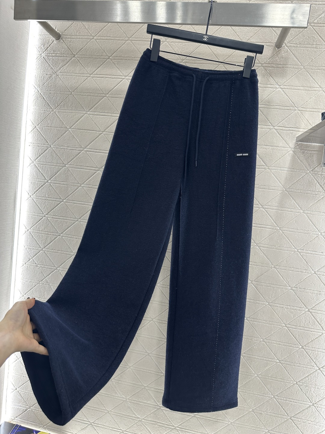 ♥Miumi*♥2025新品上架 抽绳轮廓阔腿长裤定制YB进口羊毛混纺材质，面料扎实，穿搭舒适保暖，适宜
