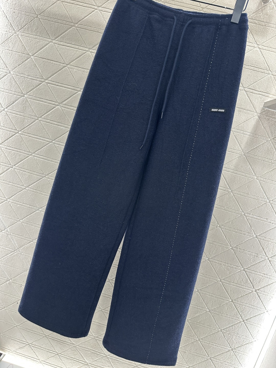 ♥Miumi*♥2025新品上架 抽绳轮廓阔腿长裤定制YB进口羊毛混纺材质，面料扎实，穿搭舒适保暖，适宜
