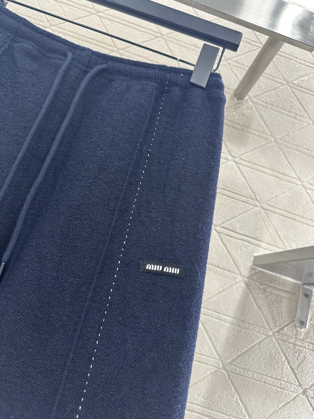 ♥Miumi*♥2025新品上架 抽绳轮廓阔腿长裤定制YB进口羊毛混纺材质，面料扎实，穿搭舒适保暖，适宜