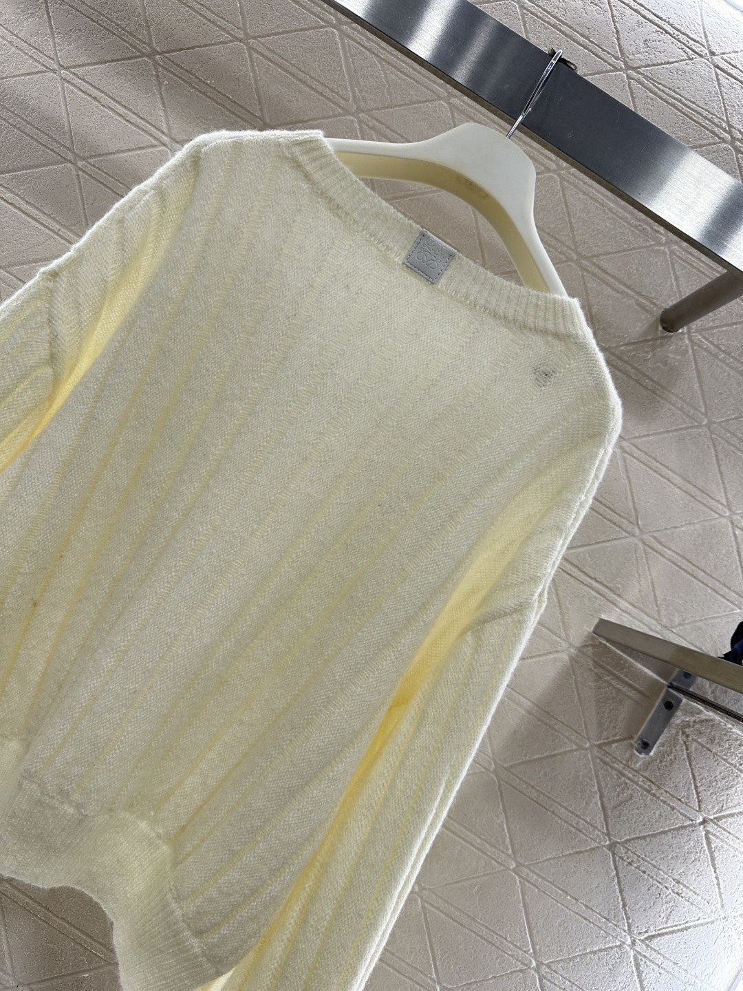 ♥Loew*♥2025新品上架 净版灯笼袖针织毛衣定制YB棉毛纱线织造，穿搭舒适，质感十足，圆领落肩针织