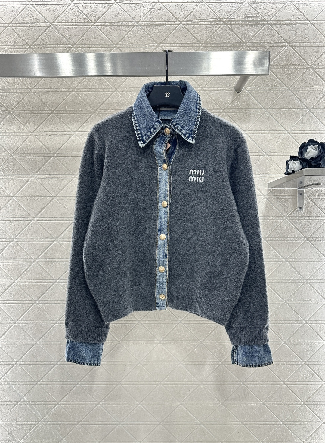 ♥Miumi*♥2025新品上架 牛仔拼接翻领针织外套定制YB羊毛纱线➕斜纹牛仔棉材质，质感高级，穿搭时