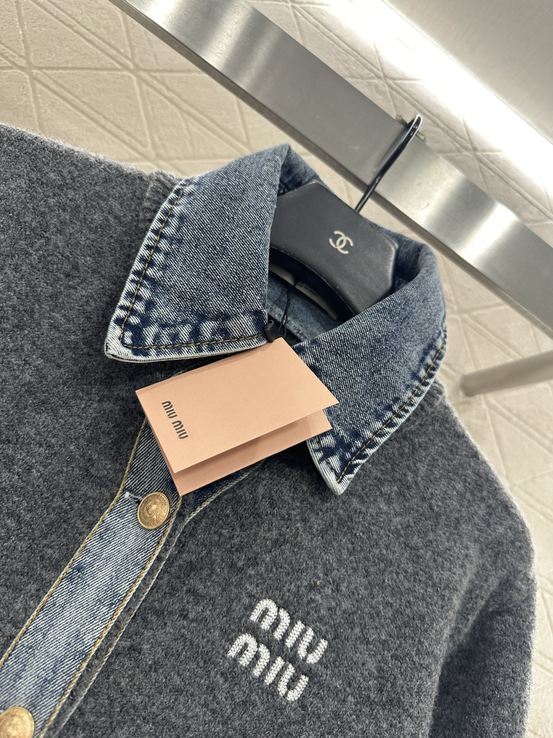 ♥Miumi*♥2025新品上架 牛仔拼接翻领针织外套定制YB羊毛纱线➕斜纹牛仔棉材质，质感高级，穿搭时