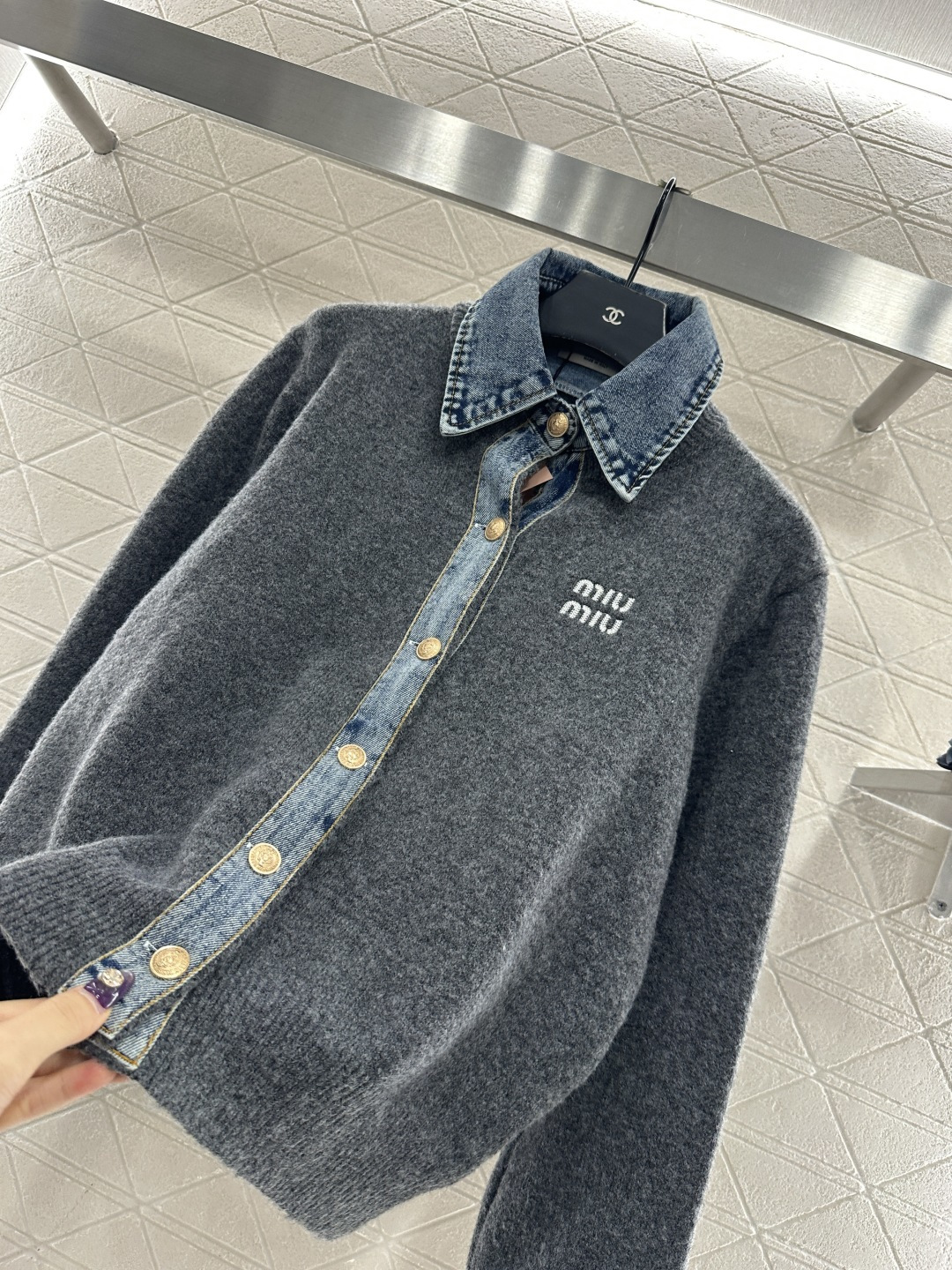 ♥Miumi*♥2025新品上架 牛仔拼接翻领针织外套定制YB羊毛纱线➕斜纹牛仔棉材质，质感高级，穿搭时