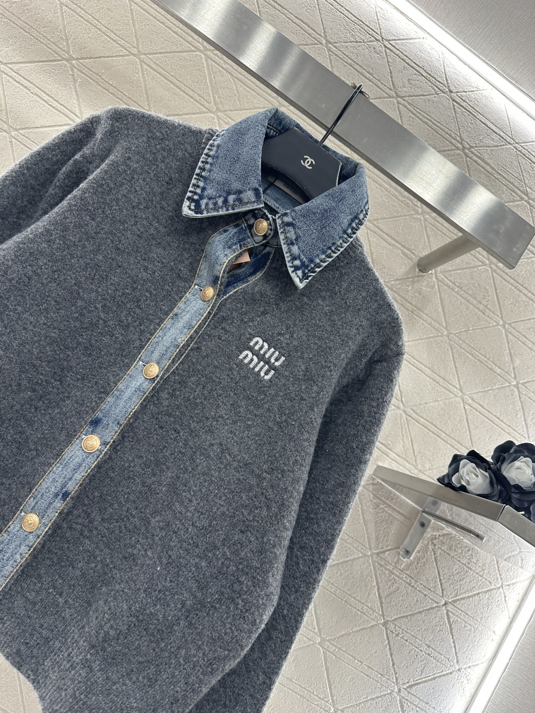 ♥Miumi*♥2025新品上架 牛仔拼接翻领针织外套定制YB羊毛纱线➕斜纹牛仔棉材质，质感高级，穿搭时