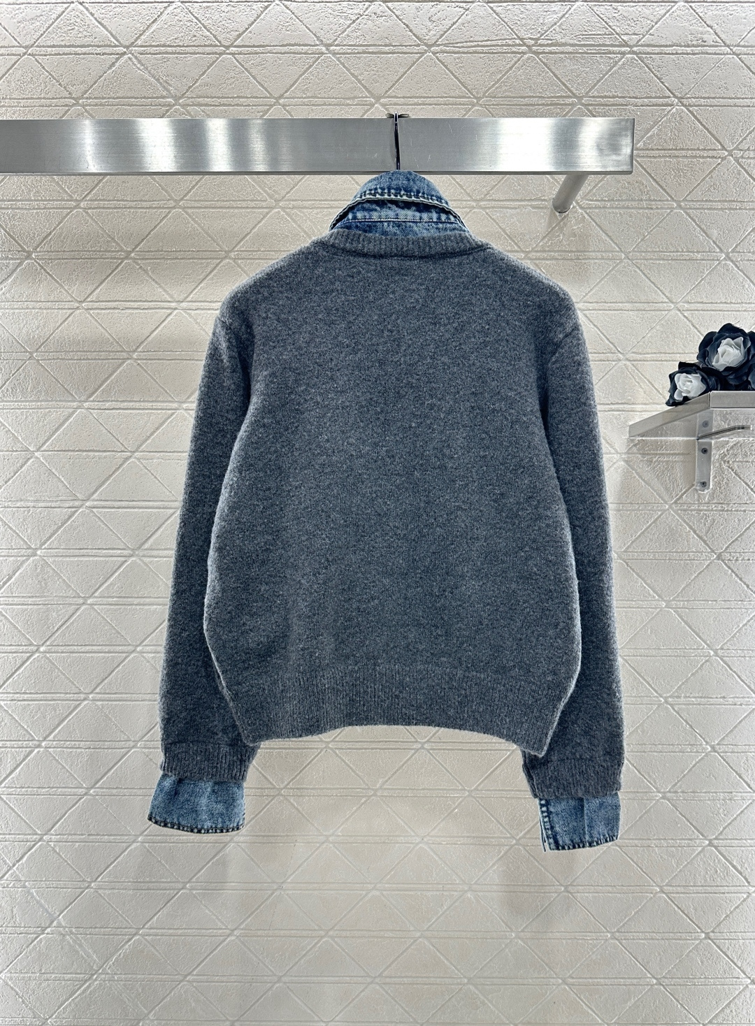 ♥Miumi*♥2025新品上架 牛仔拼接翻领针织外套定制YB羊毛纱线➕斜纹牛仔棉材质，质感高级，穿搭时