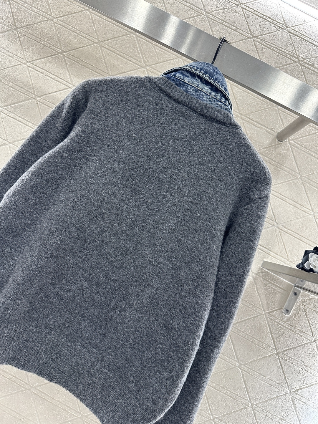 ♥Miumi*♥2025新品上架 牛仔拼接翻领针织外套定制YB羊毛纱线➕斜纹牛仔棉材质，质感高级，穿搭时