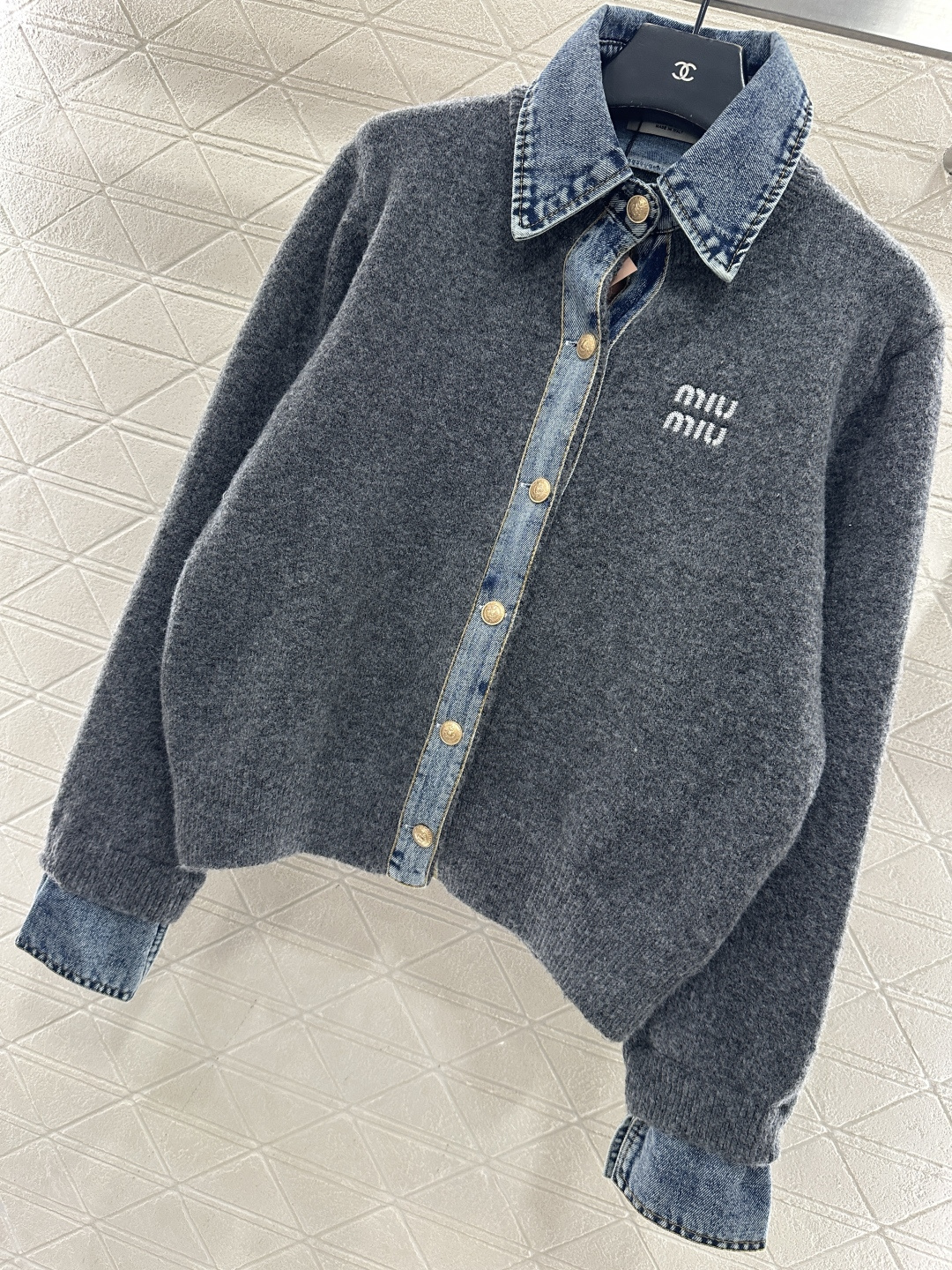 ♥Miumi*♥2025新品上架 牛仔拼接翻领针织外套定制YB羊毛纱线➕斜纹牛仔棉材质，质感高级，穿搭时