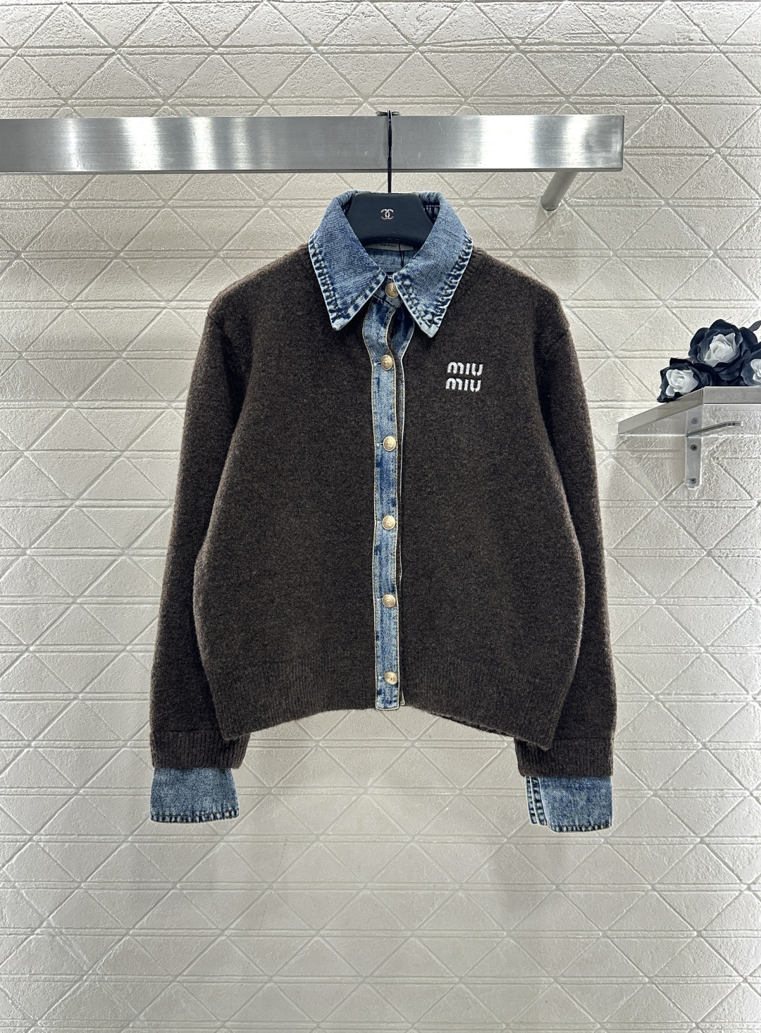 ♥Miumi*♥2025新品上架 牛仔拼接翻领针织外套定制YB羊毛纱线➕斜纹牛仔棉材质，质感高级，穿搭时