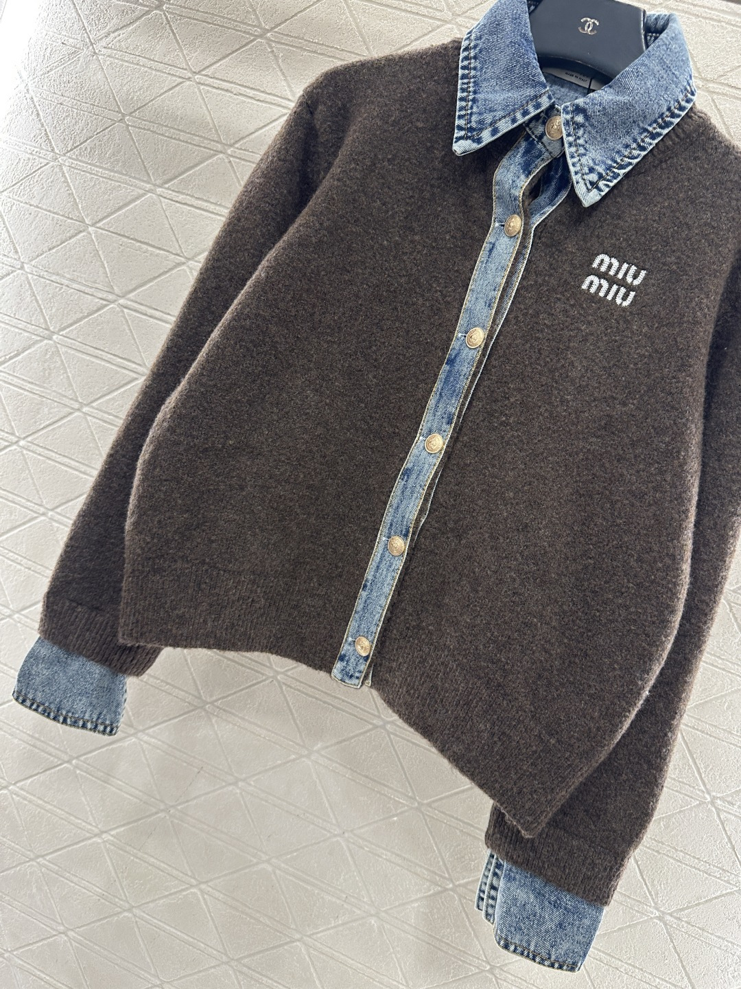 ♥Miumi*♥2025新品上架 牛仔拼接翻领针织外套定制YB羊毛纱线➕斜纹牛仔棉材质，质感高级，穿搭时