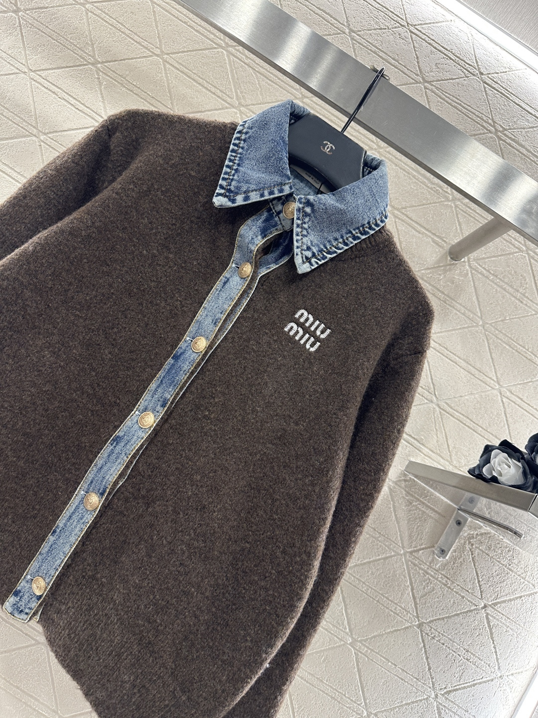 ♥Miumi*♥2025新品上架 牛仔拼接翻领针织外套定制YB羊毛纱线➕斜纹牛仔棉材质，质感高级，穿搭时
