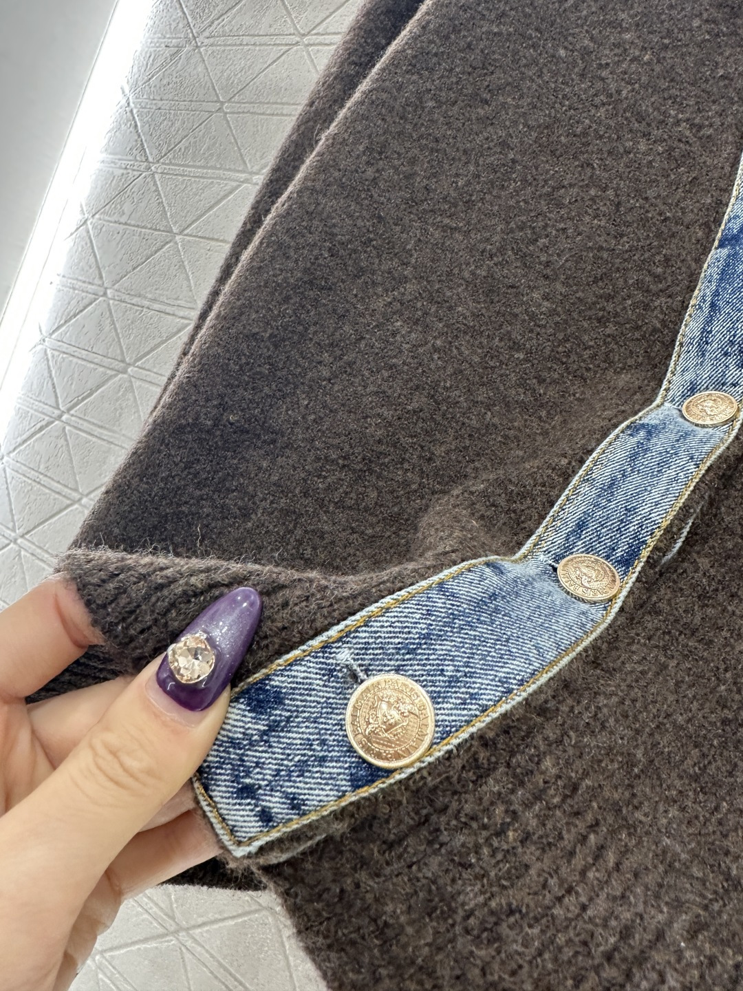 ♥Miumi*♥2025新品上架 牛仔拼接翻领针织外套定制YB羊毛纱线➕斜纹牛仔棉材质，质感高级，穿搭时