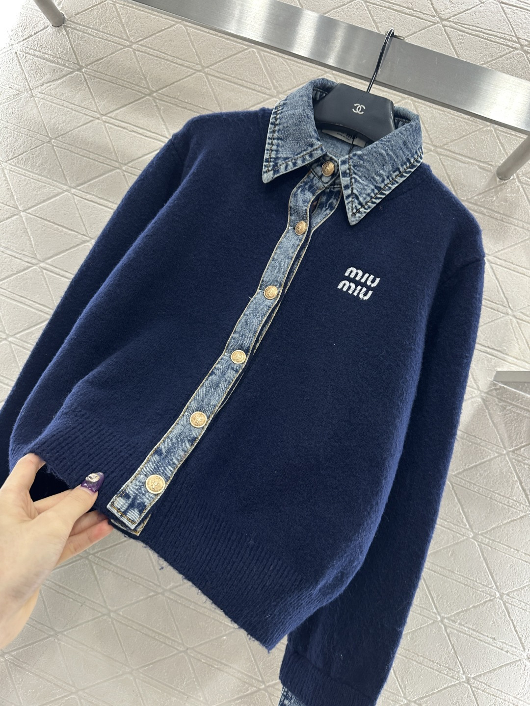 ♥Miumi*♥2025新品上架 牛仔拼接翻领针织外套定制YB羊毛纱线➕斜纹牛仔棉材质，质感高级，穿搭时