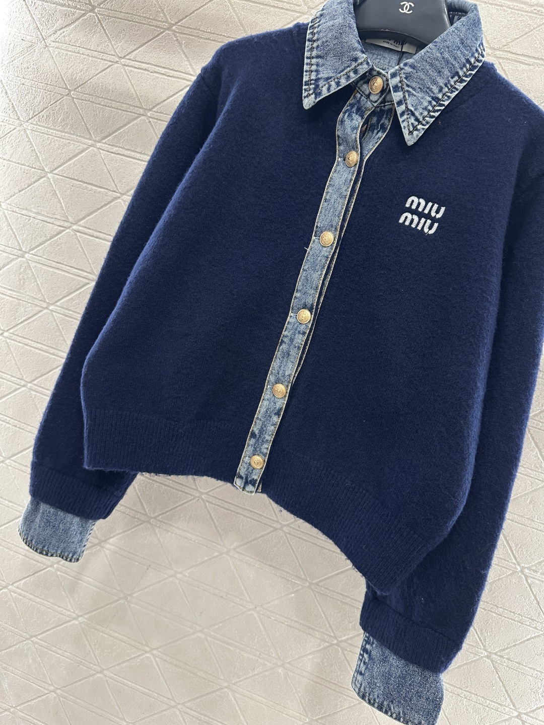 ♥Miumi*♥2025新品上架 牛仔拼接翻领针织外套定制YB羊毛纱线➕斜纹牛仔棉材质，质感高级，穿搭时