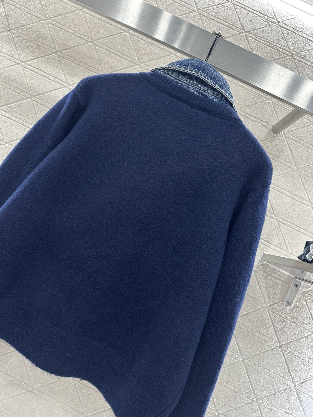 ♥Miumi*♥2025新品上架 牛仔拼接翻领针织外套定制YB羊毛纱线➕斜纹牛仔棉材质，质感高级，穿搭时