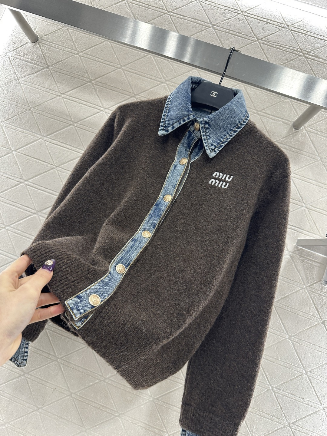 ♥Miumi*♥2025新品上架 牛仔拼接翻领针织外套定制YB羊毛纱线➕斜纹牛仔棉材质，质感高级，穿搭时