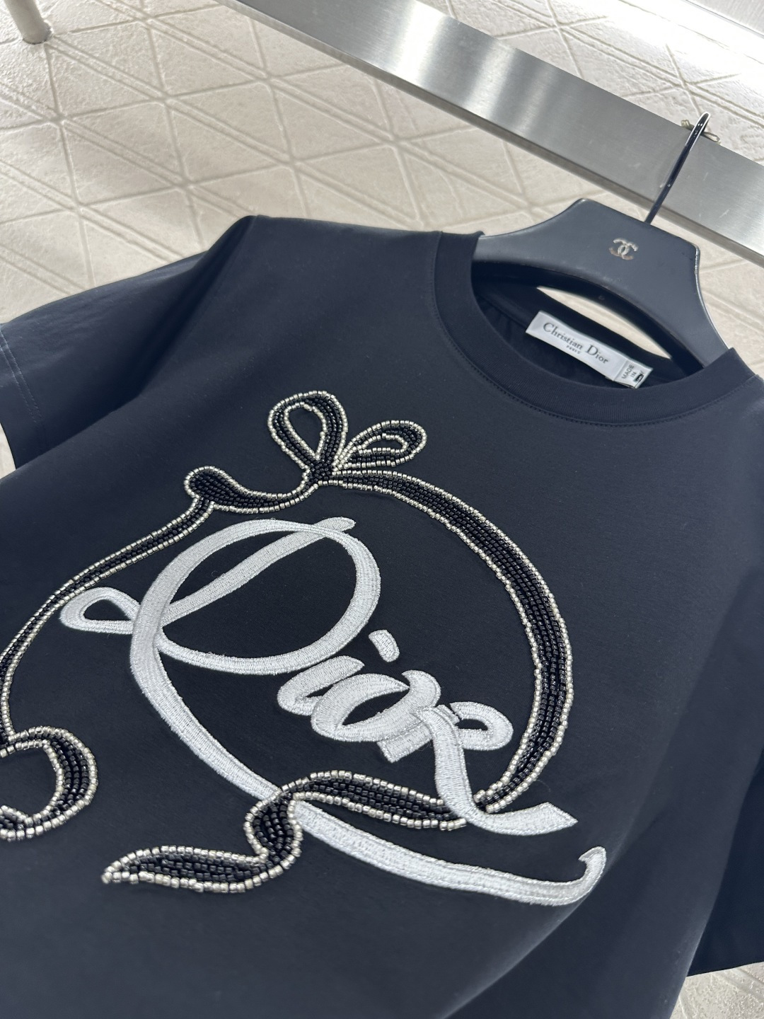 ♥Dio*♥2025新品上架 重工订珠徽标丝带𝑇𝑒𝑒定制YB丝光全棉材质，质感细腻，舒适透气，短款𝑇恤裁