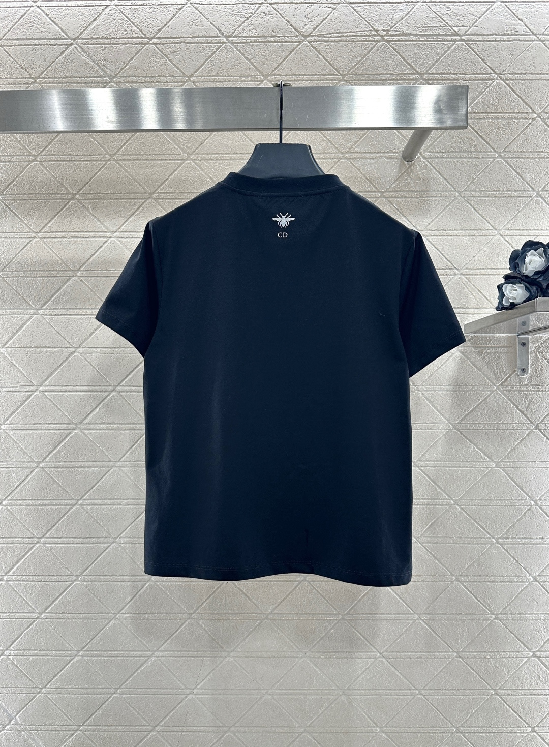 ♥Dio*♥2025新品上架 重工订珠徽标丝带𝑇𝑒𝑒定制YB丝光全棉材质，质感细腻，舒适透气，短款𝑇恤裁