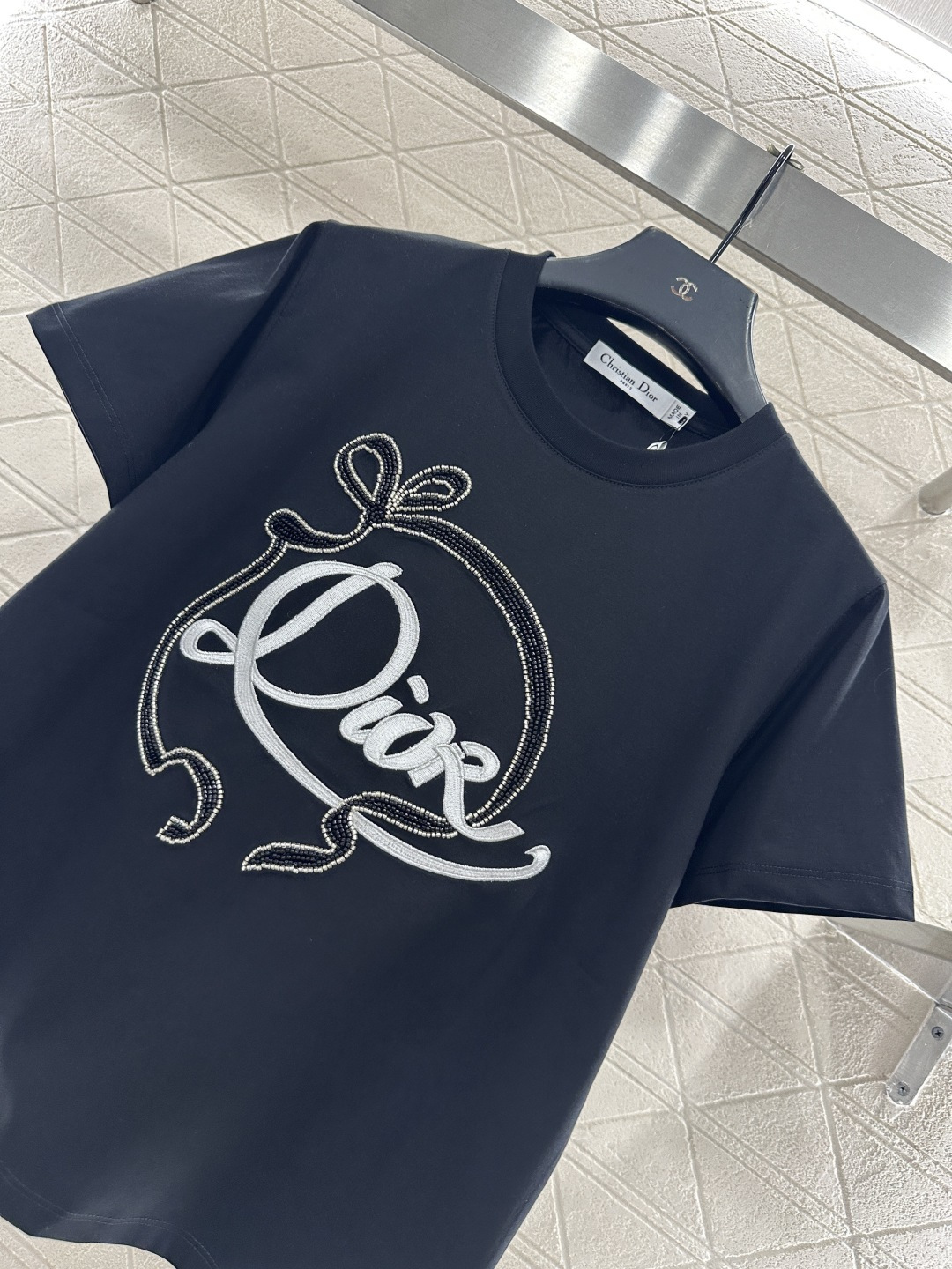 ♥Dio*♥2025新品上架 重工订珠徽标丝带𝑇𝑒𝑒定制YB丝光全棉材质，质感细腻，舒适透气，短款𝑇恤裁