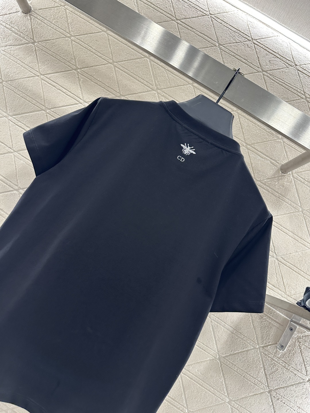 ♥Dio*♥2025新品上架 重工订珠徽标丝带𝑇𝑒𝑒定制YB丝光全棉材质，质感细腻，舒适透气，短款𝑇恤裁