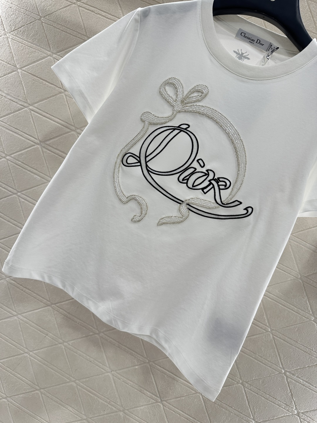 ♥Dio*♥2025新品上架 重工订珠徽标丝带𝑇𝑒𝑒定制YB丝光全棉材质，质感细腻，舒适透气，短款𝑇恤裁