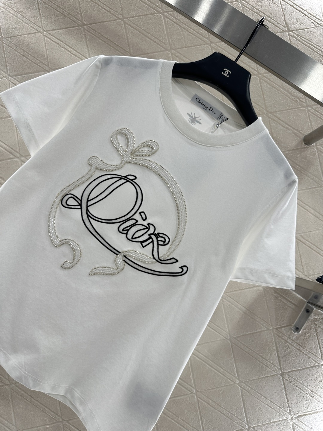 ♥Dio*♥2025新品上架 重工订珠徽标丝带𝑇𝑒𝑒定制YB丝光全棉材质，质感细腻，舒适透气，短款𝑇恤裁