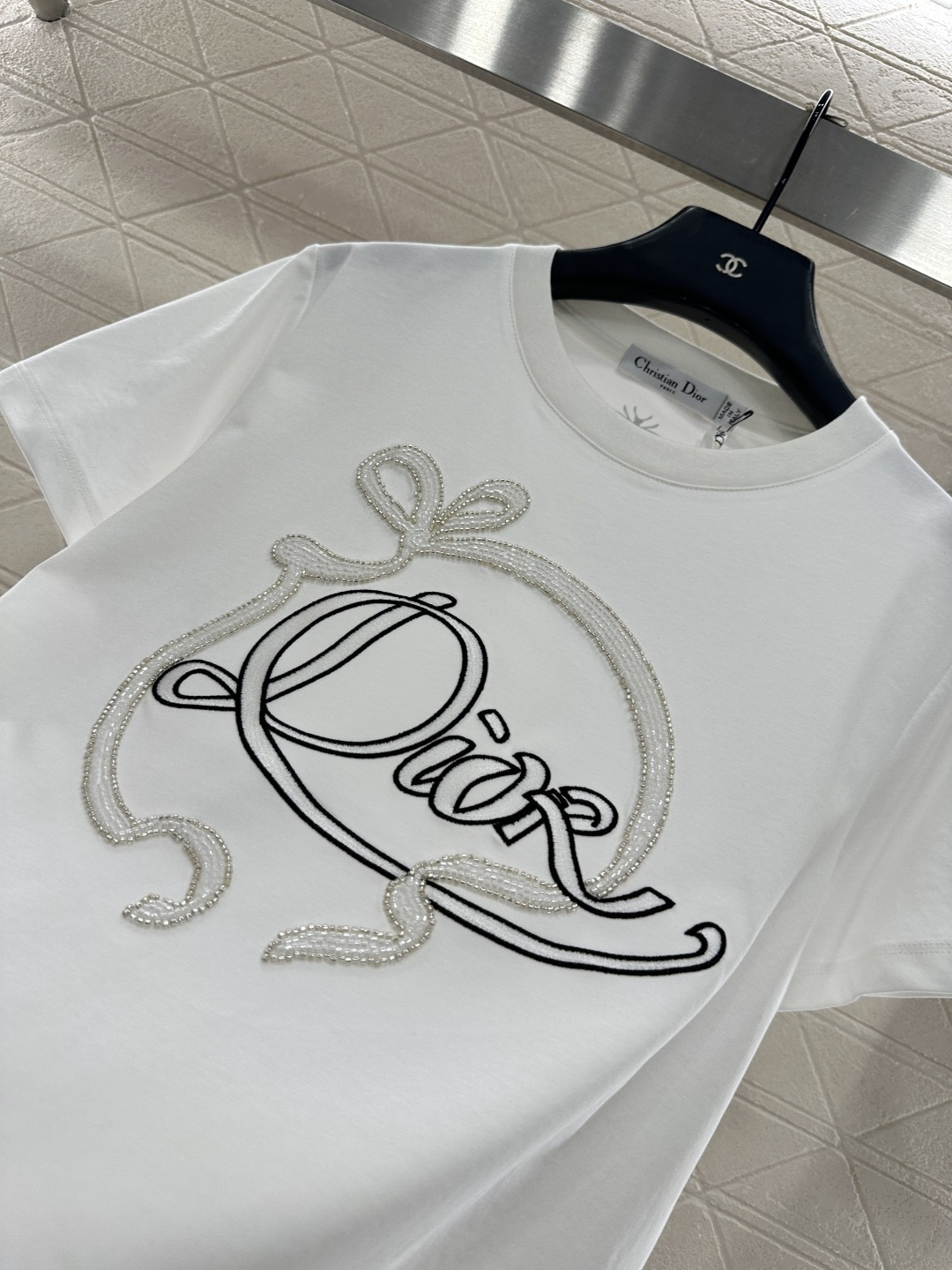 ♥Dio*♥2025新品上架 重工订珠徽标丝带𝑇𝑒𝑒定制YB丝光全棉材质，质感细腻，舒适透气，短款𝑇恤裁