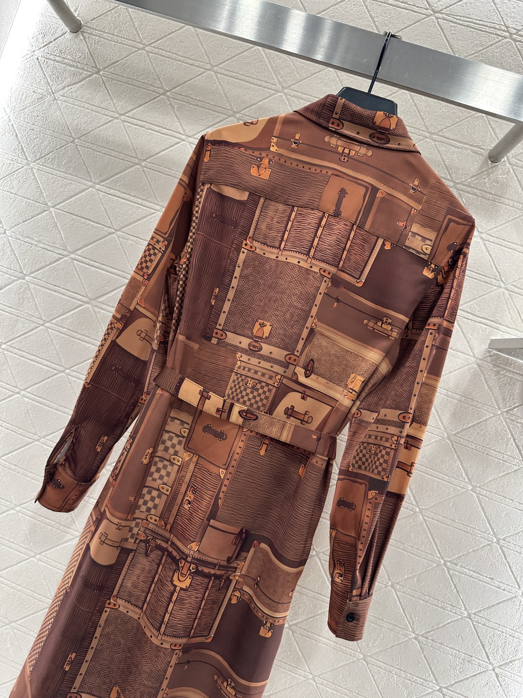 ♥Louis vuitto*♥2025新品上架 印花腰带翻领衬衫裙定制YB进口斜纹棉材质，质感细腻，垂顺