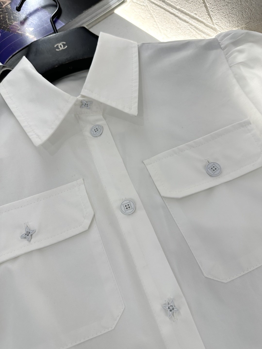 ♥Louis vuitto*♥2025新品上架 翻领口袋中袖衬衫定制YB斜纹全棉材质，质感细腻，穿搭舒适