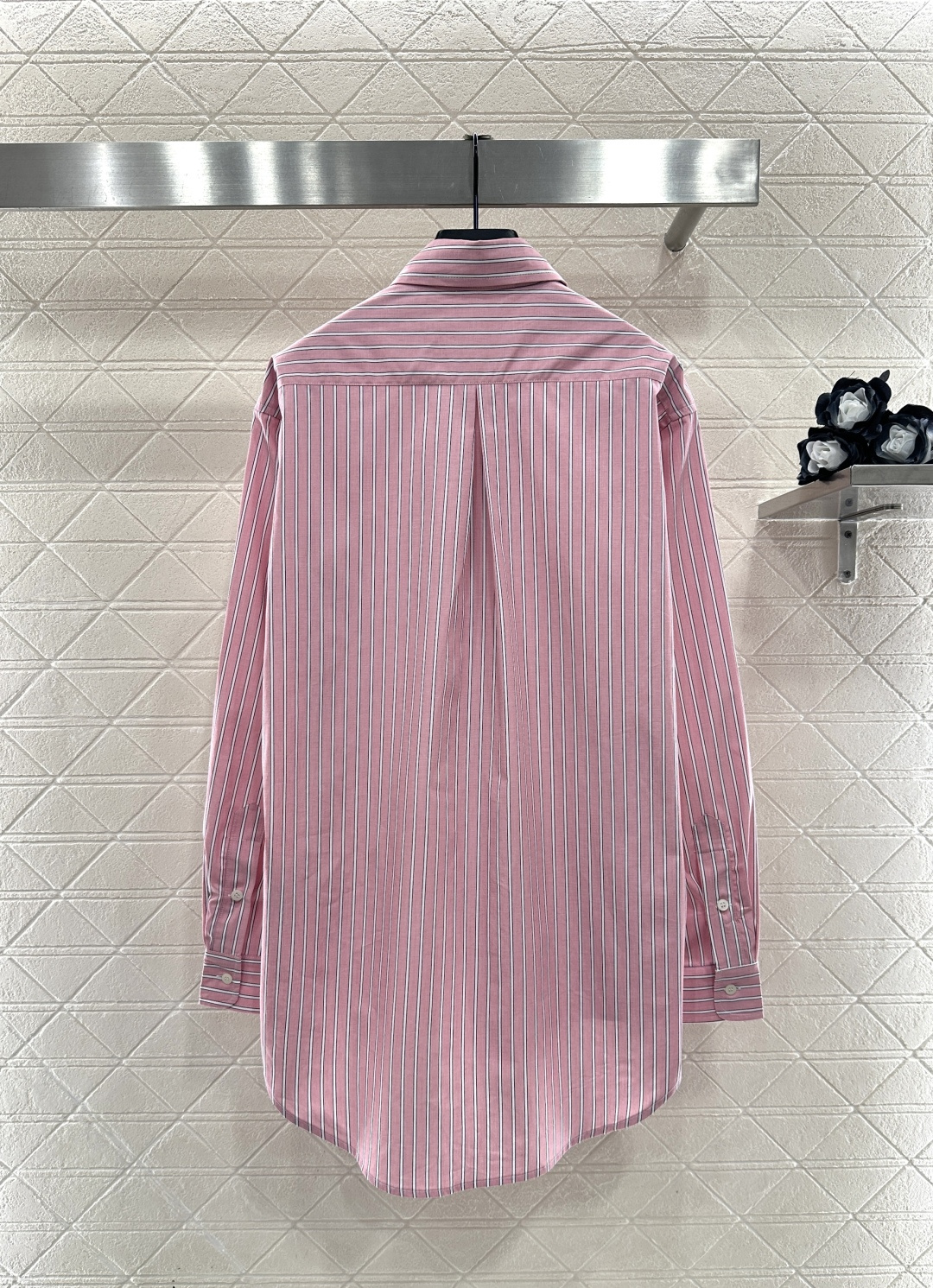 ♥Miumi*♥2025新品上架 对条廓形衬衫定制YB斜纹全棉材质，质感舒适细腻，翻领宽松廓形衬衣剪裁，