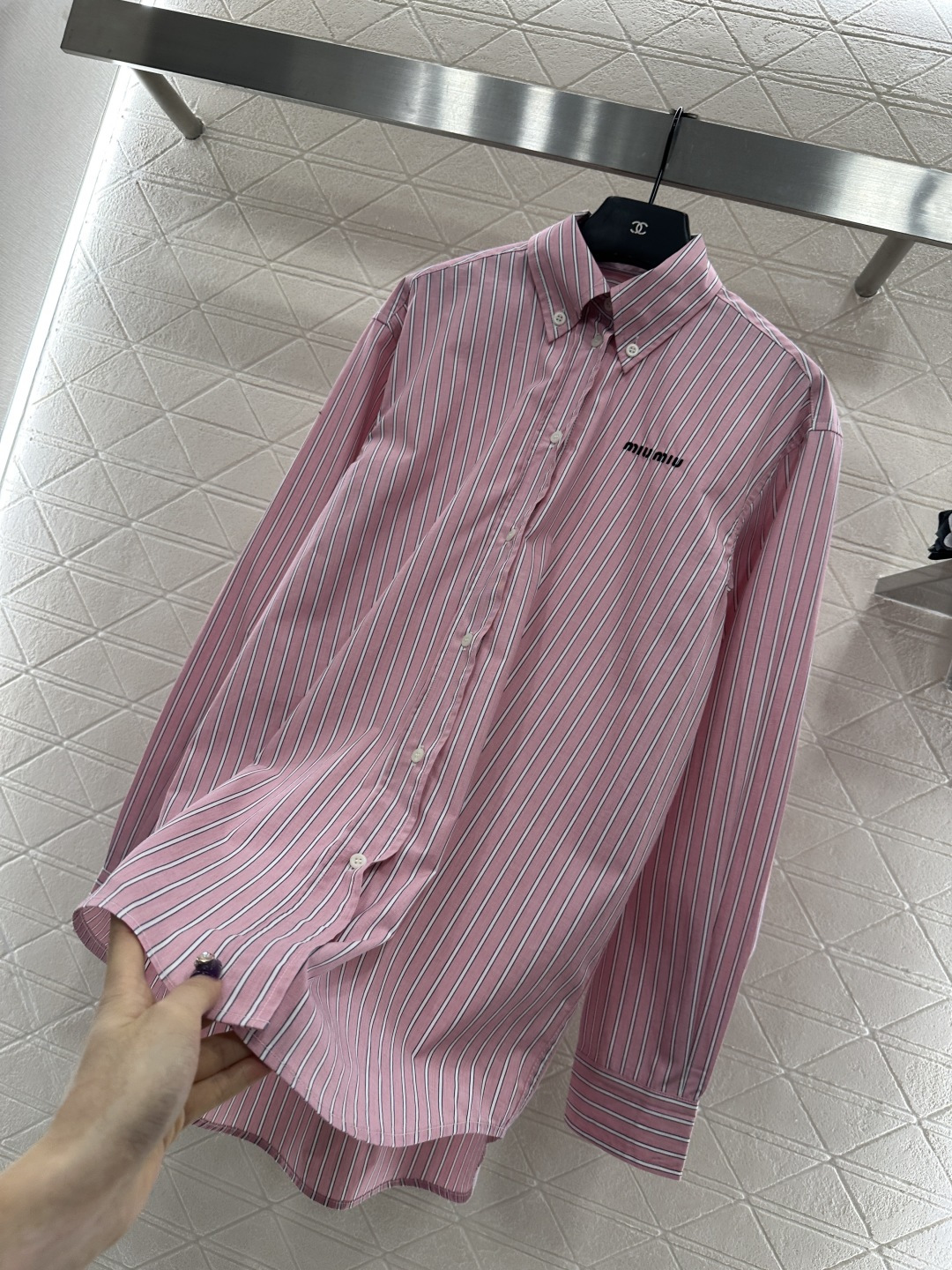 ♥Miumi*♥2025新品上架 对条廓形衬衫定制YB斜纹全棉材质，质感舒适细腻，翻领宽松廓形衬衣剪裁，