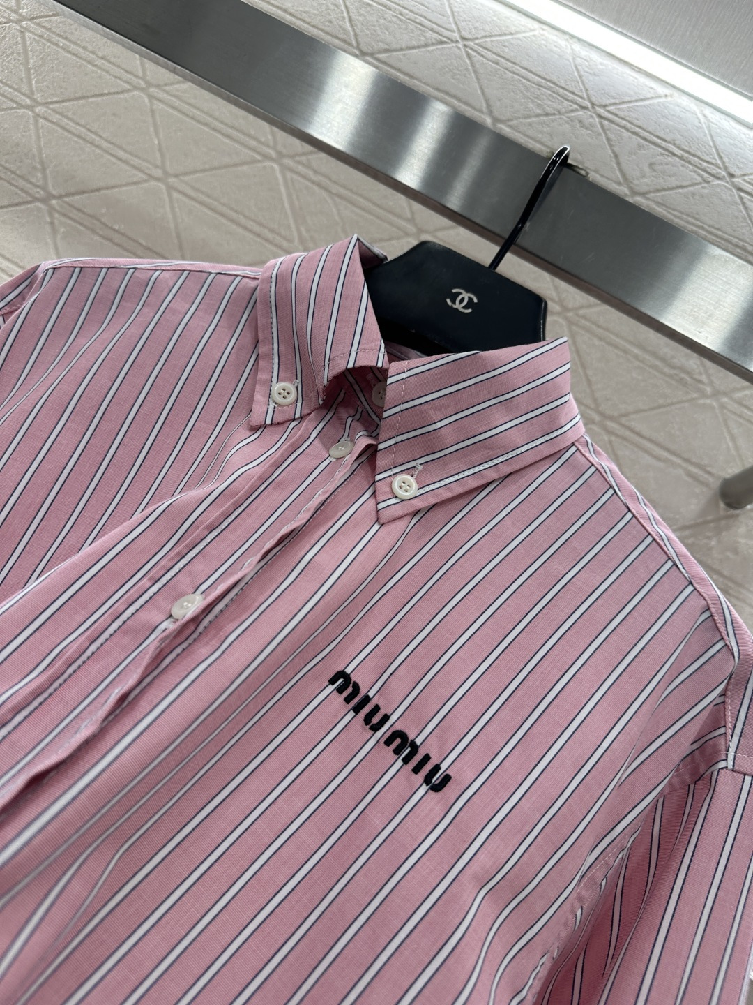 ♥Miumi*♥2025新品上架 对条廓形衬衫定制YB斜纹全棉材质，质感舒适细腻，翻领宽松廓形衬衣剪裁，