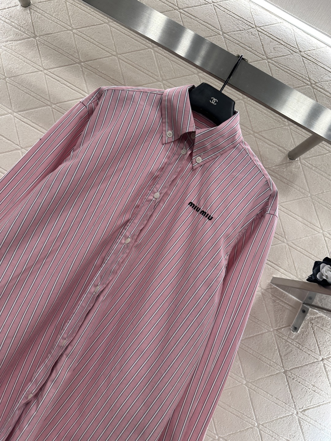 ♥Miumi*♥2025新品上架 对条廓形衬衫定制YB斜纹全棉材质，质感舒适细腻，翻领宽松廓形衬衣剪裁，