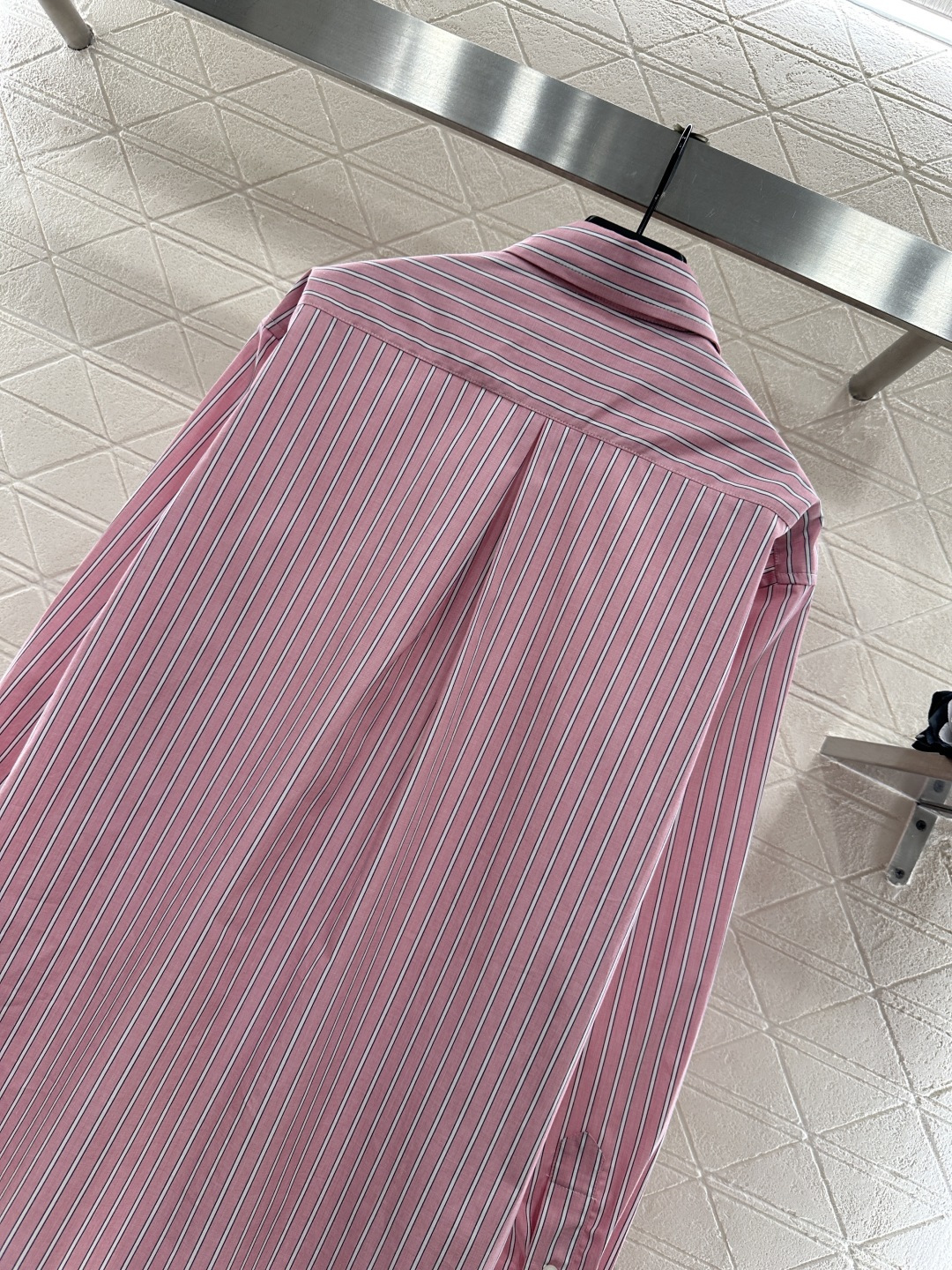 ♥Miumi*♥2025新品上架 对条廓形衬衫定制YB斜纹全棉材质，质感舒适细腻，翻领宽松廓形衬衣剪裁，