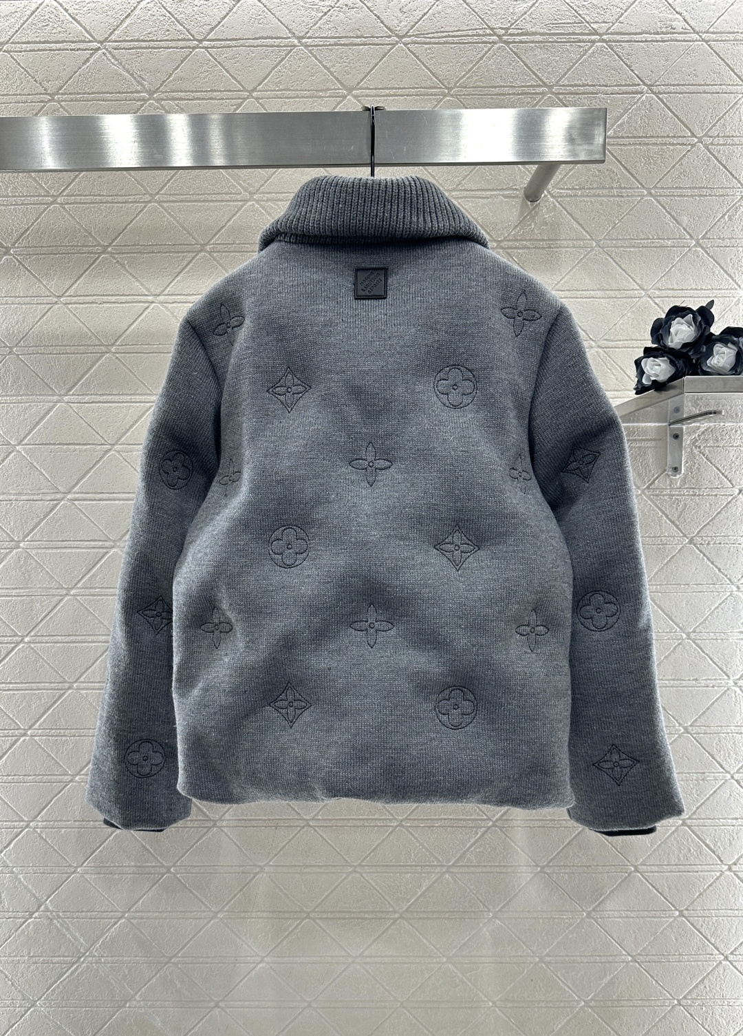 ♥Louis vuitto*♥2025新品上架 翻领刺绣压花羽绒服25滑雪🎿系列#定制YB全羊毛纱线材质