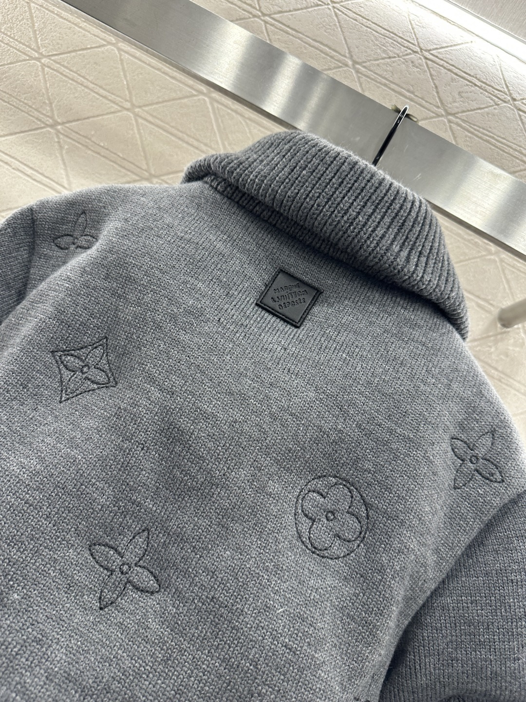 ♥Louis vuitto*♥2025新品上架 翻领刺绣压花羽绒服25滑雪🎿系列#定制YB全羊毛纱线材质