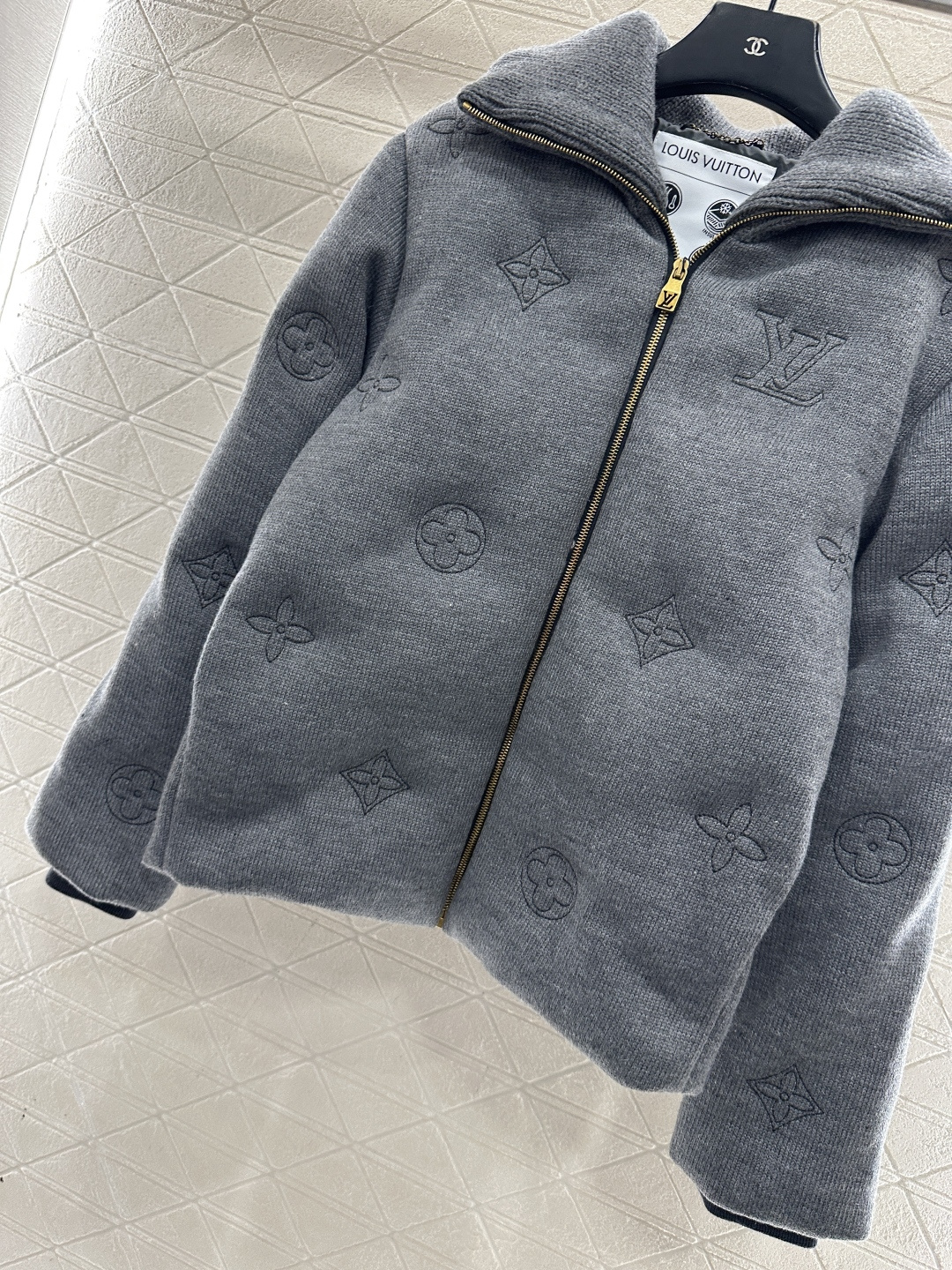 ♥Louis vuitto*♥2025新品上架 翻领刺绣压花羽绒服25滑雪🎿系列#定制YB全羊毛纱线材质