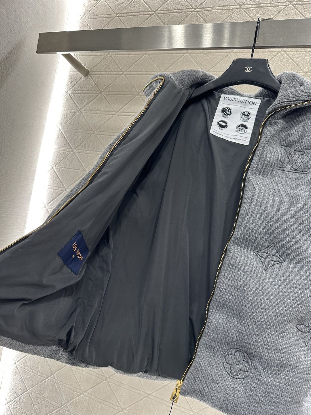 ♥Louis vuitto*♥2025新品上架 翻领刺绣压花羽绒服25滑雪🎿系列#定制YB全羊毛纱线材质