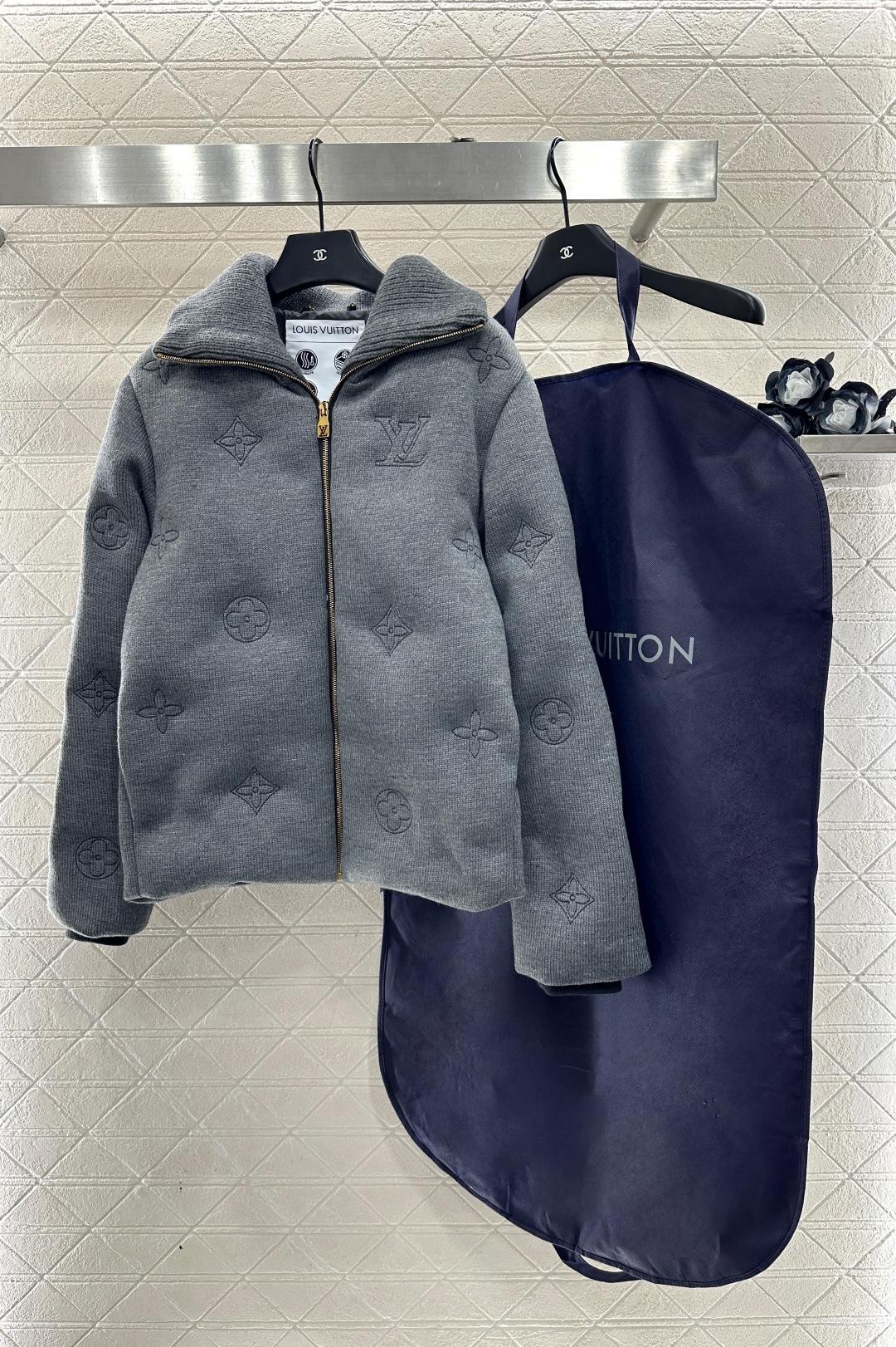 ♥Louis vuitto*♥2025新品上架 翻领刺绣压花羽绒服25滑雪🎿系列#定制YB全羊毛纱线材质