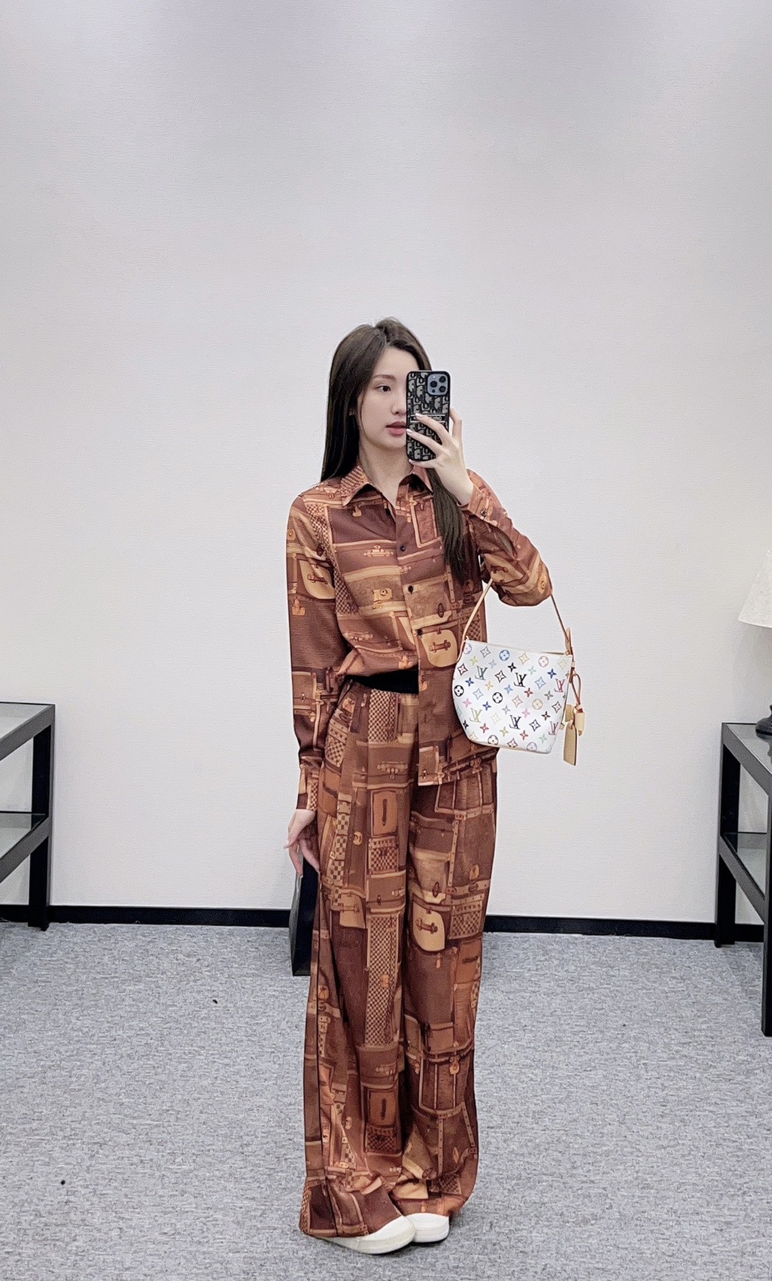 NO:696124,Model No. D26010573. Recommended for running quantity, LOUIS*Lvjia LV’s new fashionable retro pattern printing two-piece suit!  Loose and versatile buttoned lapel long-sleeved shirt with logo webbing and straight wide-leg casual trousers!  (S size shoulder width 42, chest 120, sleeve length 60, clothing length 72; waist 66 stretchable, pants length 102) hair,,louis vuitton,louis vuitton,louis vuitton,louis vuitton,19860909款号D26010573 跑量款推荐LOUIS*驴家LV新款 时尚复古图案印花两件套装！宽松百搭系扣翻领长袖衬衣logo织带拼接直筒阔腿休闲长裤！（S码肩宽42,胸围120,袖长60,衣长72；腰围66可弹力,裤长102）发,,louis vuitton,louis vuitton,louis vuitton,louis vuitton,,Women's clothing