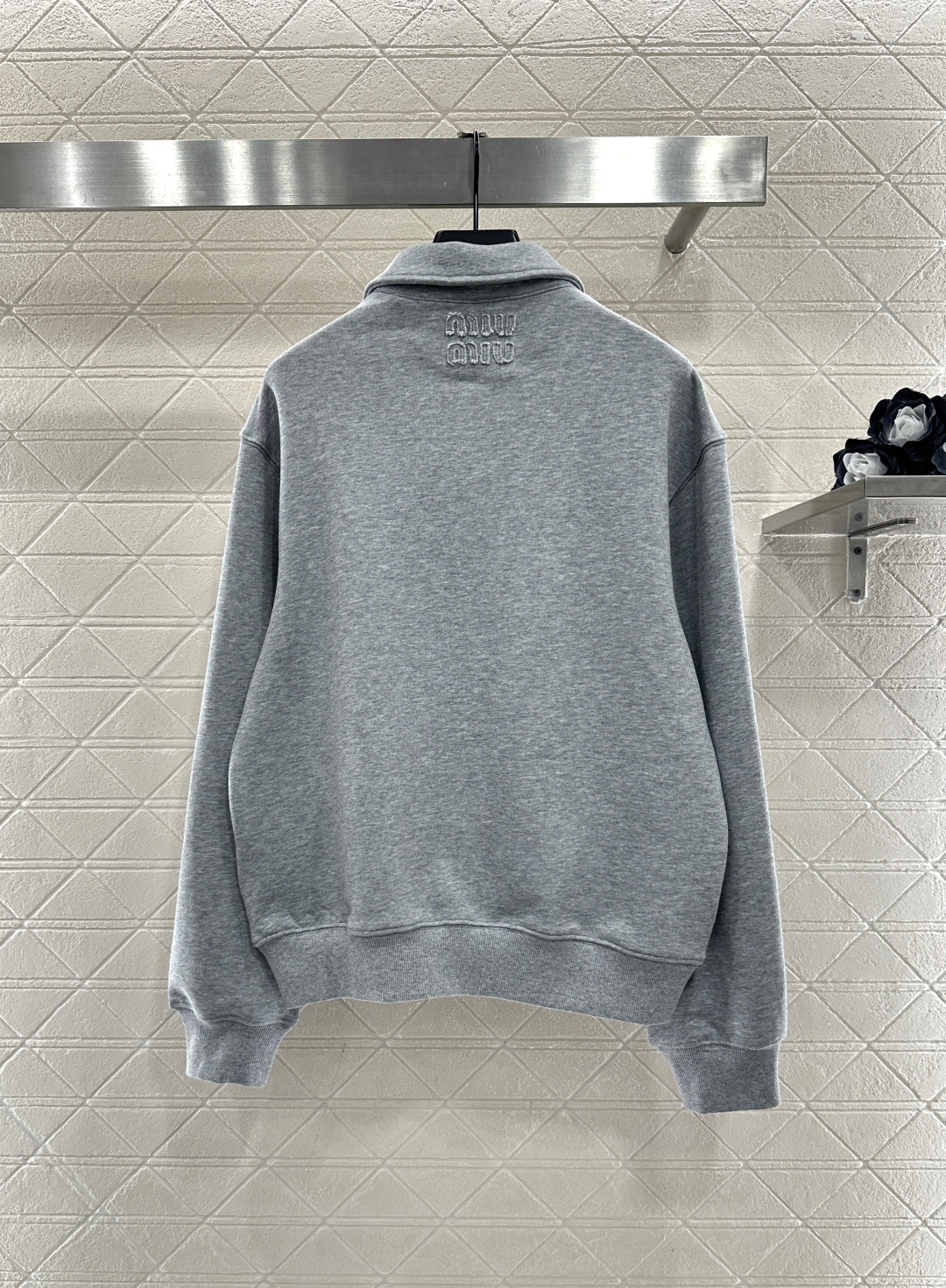 ♥Miumi*♥2025新品上架 翻领斜拉链卫衣定制YB进口原生全棉织造，细腻柔软，高级有型，翻领拉链卫