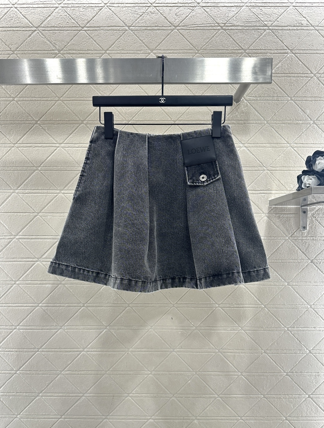 NO:638905,Loew*2025 new arrivals pleated A-hem pocket leather skirt  Customized YB twill cotton denim material, comfortable and breathable, stiff and stylish. Enzyme washing restores the natural whitening old effect. The waist is neatly pleated to form a pleated skirt version. With leather square mark and letter imprint on one side, the brand logo highlights the tonality. The flap pockets are rich in layers and fashionable. The loose micro-A expansion design modifies the waist and shoulder curve. The outfit looks slimmer and younger, trendy and fashionable. Customized surface accessories. Look for the correct version. High version 2 colors blue.  Gray and black,Loewe-clothing,loewe,loewe,skirts,alexander wang19860909Loew*2025新品上架  百褶A摆口袋皮牌短裙 定制YB斜纹棉牛仔材质,穿搭舒适透气,挺括有型,酵素水洗还原自然磨白的做旧效果,腰间利落压褶形成百褶裙版型,配合单侧皮革方标和字母印刻,品牌标识彰显调性,翻盖口袋造型层次丰富,时髦洋气,宽松微A外扩设计,修饰腰挎曲线,穿搭显瘦减龄,潮流时尚.定制面辅料 认准版本 高版本 2色 蓝色 灰黑,罗意威-服装,loewe,loewe,skirts,alexander wang,Women's clothing