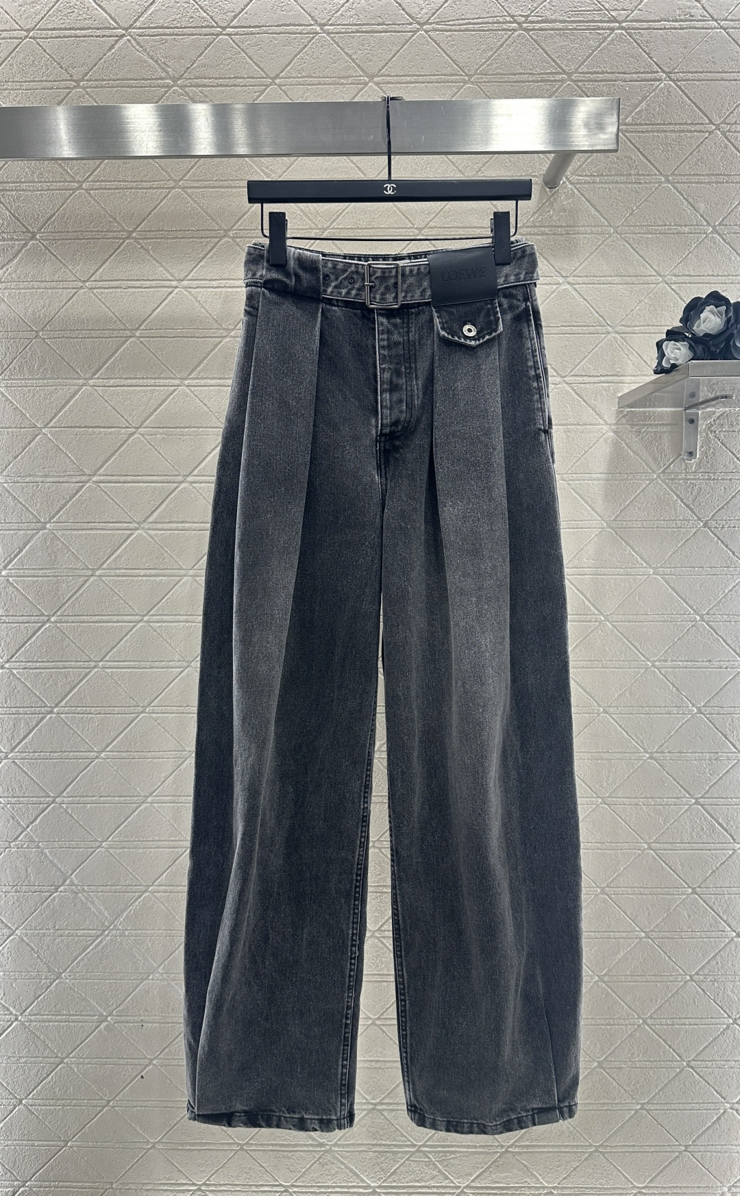 NO:638899,Loew*2025 new products are on the shelves. Belt carrot wide-leg trousers. Customized YB twill denim material. It is comfortable and breathable, stiff and stylish. The perforated waist belt is equipped with leather square logo and letter printing. The brand logo highlights the tonality. The pleat design between the waist and the shoulder is rich in flap pockets. It is fashionable and western-style. The carrot pants are designed to be wide at the top and closed at the bottom. They are slim and tolerant and show a trendy fashion style. Added new color smoke black. Customized surface accessories. Check out the version.  high version,loewe-clothing,loewe,loewe,alexander wang19860909Loew*2025新品上架 腰带萝卜阔腿长裤 定制YB斜纹牛仔棉材质,穿搭舒适透气,挺括有型,腰间穿孔腰带,配合皮革方标和字母印刻,品牌标识彰显调性,腰挎间压褶设计,翻盖口袋造型层次丰富,时髦洋气,萝卜裤设计上宽下收,穿搭显瘦包容,展现潮流时尚风格.增加新色 烟灰黑 定制面辅料 认准版本 高版本,罗意威-服装,loewe,loewe,alexander wang,Women's clothing