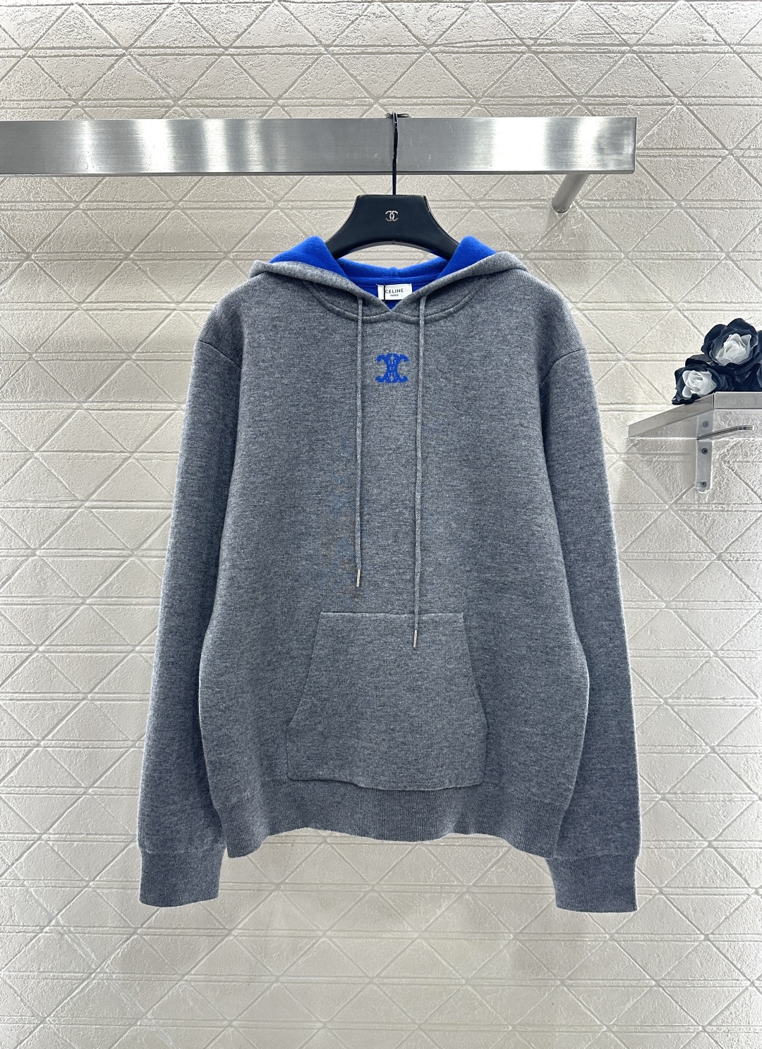 NO:638918,Celin*2025 new products are on the shelves. Hooded drawstring knitted pullover sweater. Customized YB cashmere wool yarn weaving. It has a delicate texture and is comfortable to wear. The hooded drawstring knitted pullover sweater is cut. The whole body is narrowed by elastic rib thread wrapping. The everted hood collar strongly collides with the color of the body. The Arc de Triomphe logo on the chest echoes. It is easy to wear a fashionable tone. The first choice for inner and outer wear in autumn and winter. Customized surface accessories. Look for the correct version. High version 2 colors gray  red,celine-clothing,celine,celine,sweaters,hats,alexander wang19860909Celin*2025新品上架  连帽抽绳针织套头毛衣 定制YB羊绒羊毛纱线织造,质感细腻,穿搭舒适,连帽抽绳针织套头毛衣剪裁,通体以弹力坑条螺纹包边收窄,外翻帽领与大身色彩强烈碰撞,胸前凯旋门徽标呼应,轻松穿出时尚调性,秋冬内搭外穿首选,定制面辅料 认准版本 高版本 2色 灰色 红色,赛琳-服装,celine,celine,sweaters,hats,alexander wang,Women's clothing